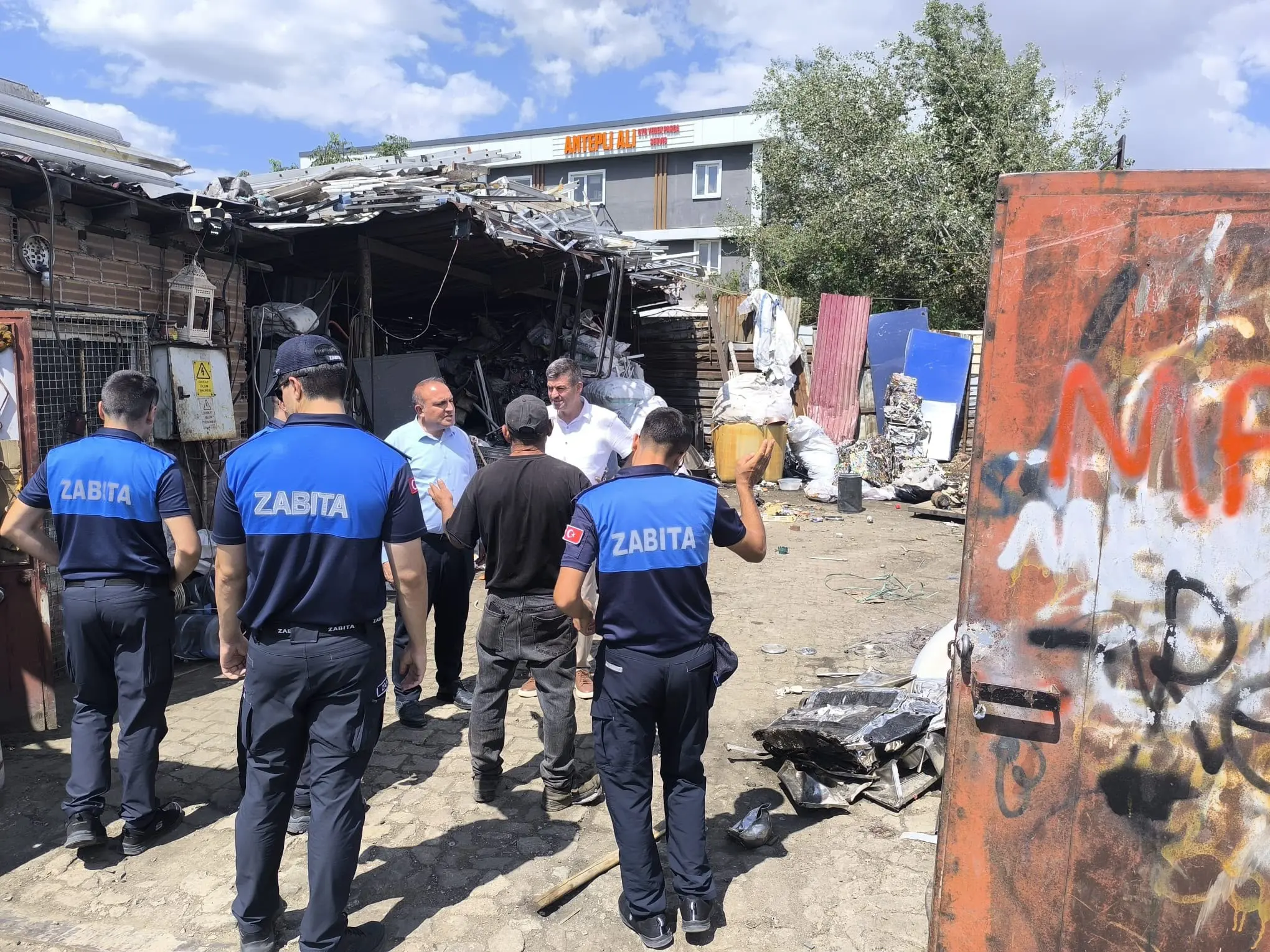 GÜNEY ÇEVRE YOLU'NDAKİ HURDACILARIN TAŞINMA SÜRECİ DENETİMLERLE SÜRÜYOR galeri görseli